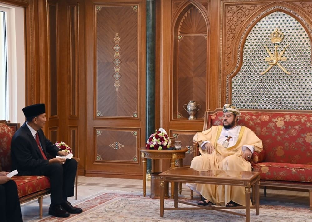 نيابة عن جلالة السلطان.. السيد أسعد بن طـارق آل سعيد يودِّع السفير الإندونيسي .